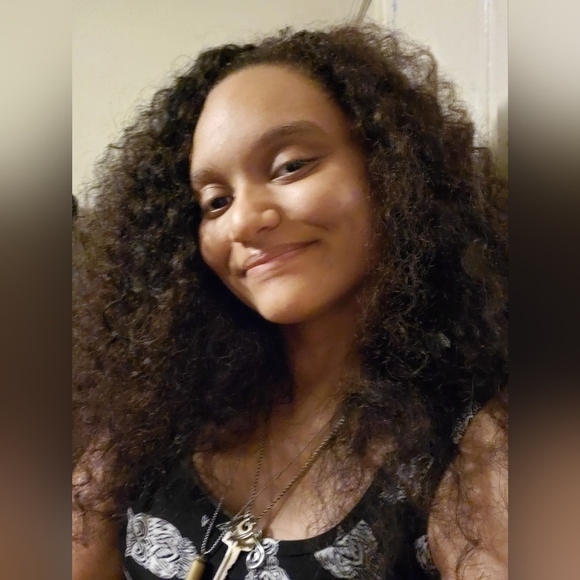 Meet your Posher, Cristina - Picture 2 of 2